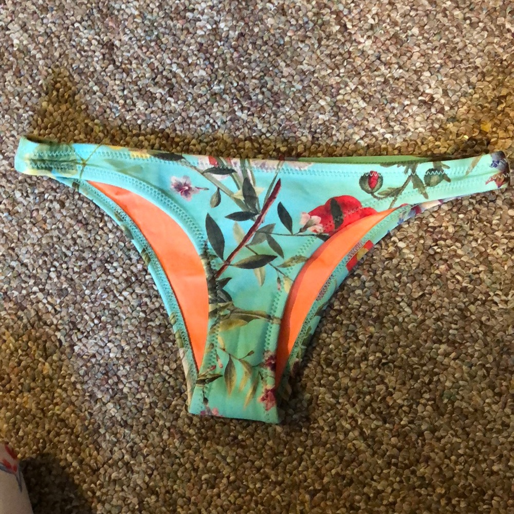 Triangl bottoms size xs